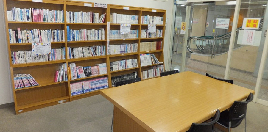 東大阪市リージョンセンター くすのきプラザ : 図書コーナー